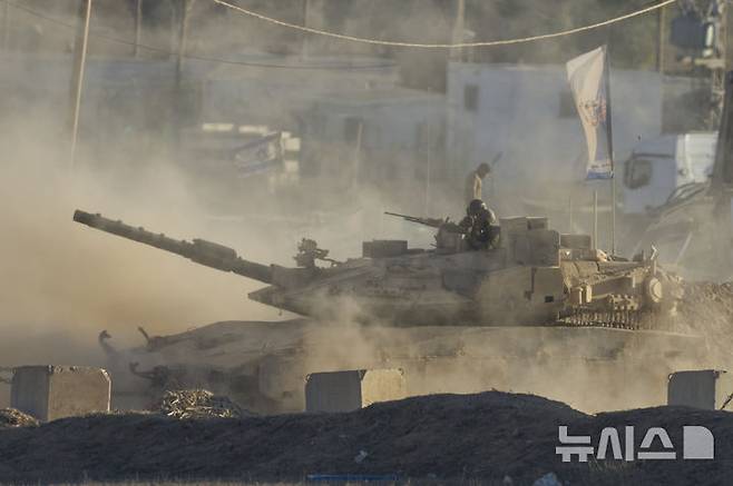 [가자지구=AP/뉴시스] 이스라엘 안보 내각이 8일(현지 시간) 가자지구 완전 점령을 목표로 한 군사 작전 첫 단계를 승인했다. 사진은 지난 6일 이스라엘군 전차가 이스라엘 남부-가자지구 접경을 따라 기동하는 모습. 2025.08.08.