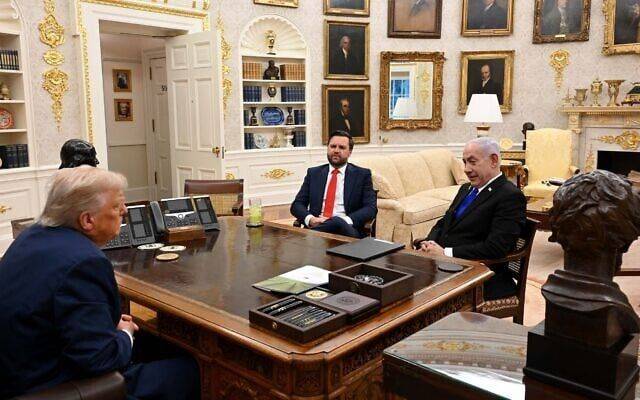 [서울=뉴시스] (왼쪽부터) 도널드 트럼프 미국 대통령, JD 밴스 미국 부통령, 베냐민 네타냐후 이스라엘 총리가 지난달 8일(현지 시간) 워싱턴DC 백악관에서 회담하고 있다. (사진=이스라엘 총리실 X 갈무리) 2025.08.08. *재판매 및 DB 금지