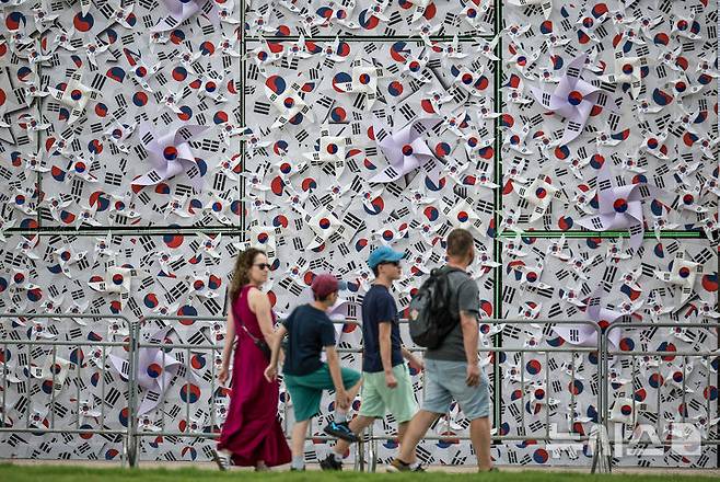 [서울=뉴시스] 정병혁 기자 = 8일 서울 중구 서울광장에 조성된 태극기 언덕에서 여행객들이 이동하고 있다. 2025.08.08. jhope@newsis.com