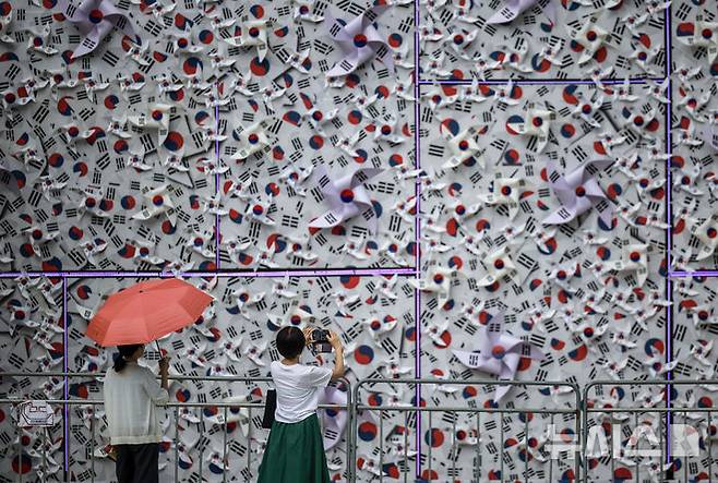 [서울=뉴시스] 정병혁 기자 = 8일 서울 중구 서울광장에 조성된 태극기 언덕에서 시민들이 사진을 찍고 있다. 2025.08.08. jhope@newsis.com