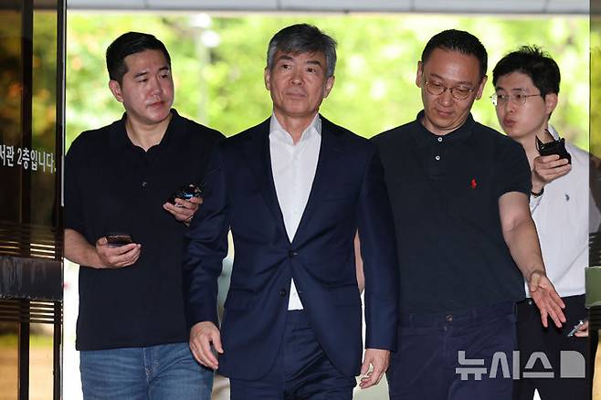 [서울=뉴시스] 권창회 기자 = 김건희 전 여사의 최측근이자 계좌를 관리한 인물로 알려진 이종호 전 블랙펄인베스트먼트 대표가 5일 오전 서울 서초구 서울중앙지법에서 열린 구속 전 피의자심문(영장실질심사)에 출석하고 있다. 2025.08.05. kch0523@newsis.com