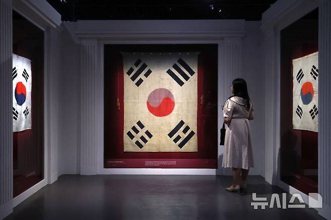 '태극기, 함께해 온 나날들' 광복 80주년 기념 특별전 [서울=뉴시스] 박진희 기자 = 대한민국역사박물관은 8일 서울 종로구 대한민국역사박물관에서 광복 80주년 기념 특별전 '태극기, 함께해 온 나날들' 언론공개회를 갖고 '대한민국임시의정원 태극기'(가운데, 중국 상하이 임시정부 의회(임시의정원)에 걸었던 태극기)를 선보이고 있다. 2025.08.08. pak7130@newsis.com