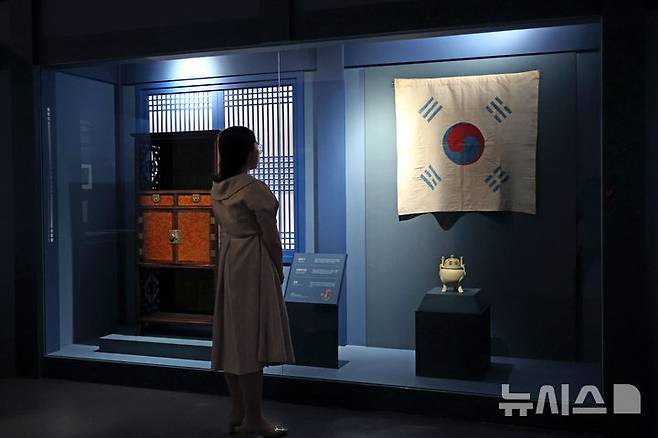 [서울=뉴시스] 박진희 기자 = 대한민국역사박물관은 8일 서울 종로구 대한민국역사박물관에서 광복 80주년 기념 특별전 '태극기, 함께해 온 나날들' 언론공개회를 갖고 '파리 만국박람회 태극기'(1900년 파리 만국박람회 대한제국관 출품 추정 태극기)를 선보이고 있다. 2025.08.08. pak7130@newsis.com