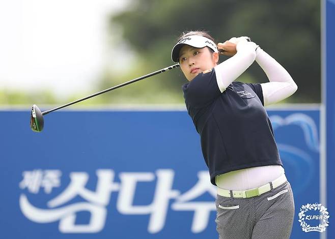 [서울=뉴시스] 8일 제주 서귀포 사이프러스 골프앤리조트에서 열린 제주삼다수 마스터스 2라운드 11번홀에서 이수정이 티샷을 하고 있다. (사진=KLPGA 제공) 2025.08.08. photo@newsis.com *재판매 및 DB 금지