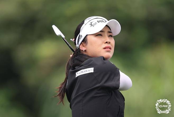 [서울=뉴시스] 8일 제주 서귀포 사이프러스 골프앤리조트에서 열린 제주삼다수 마스터스 2라운드 17번홀에서 윤이나가 아이언 티샷을 하고 있다. (사진=KLPGA 제공) 2025.08.08. photo@newsis.com *재판매 및 DB 금지