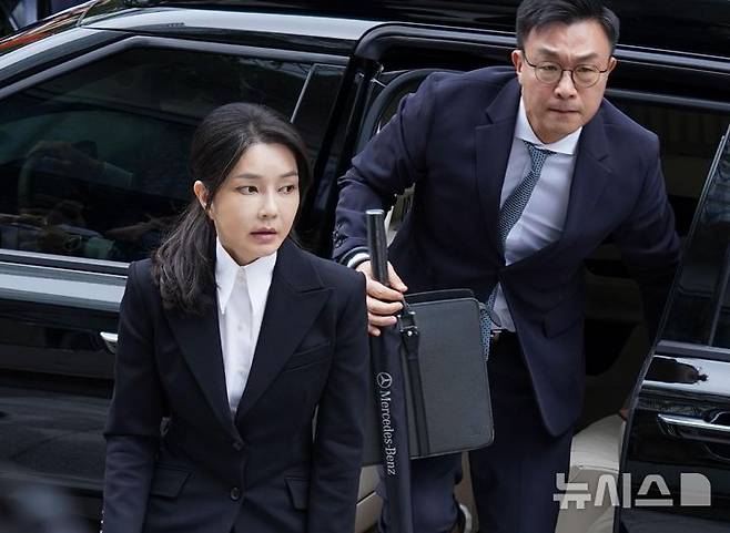 [서울=뉴시스] 사진공동취재단 = 도이치모터스 주가조작 연루 의혹 등을 받는 김건희 여사가 지난 6일 오전 서울 종로구 김건희 특검팀(특별검사 민중기)사무실에 피의자 신분으로 소환되고 있다. 2025.08.08. photo@newsis.com