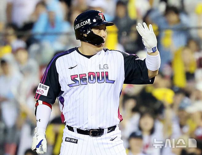 [서울=뉴시스] 이영환 기자 = 8일 오후 서울 송파구 잠실야구장에서 열린 2025 KBO 리그 한화 이글스와 LG 트윈스의 경기, 4회말 LG 선두타자 김현수가 안타를 날린 후 기뻐하고 있다. 2025.08.08. 20hwan@newsis.com