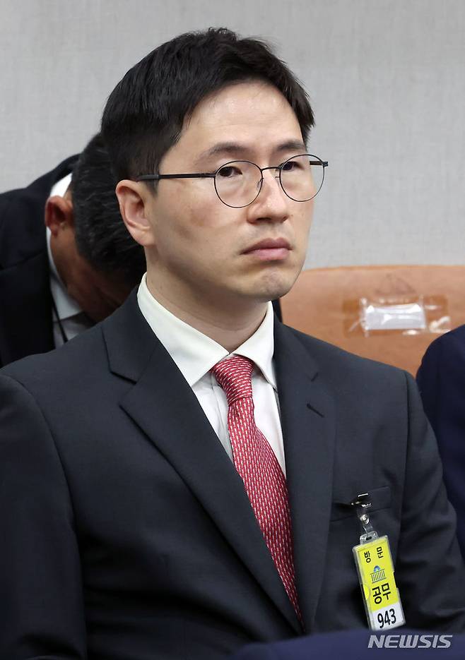 [서울=뉴시스] 조성우 기자 = 이원모 대통령비서실 공직기강비서관이 지난 1일 오후 서울 여의도 국회에서 열린 운영위원회 전체회의에 출석해 자리하고 있다. 2024.07.01. xconfind@newsis.com
