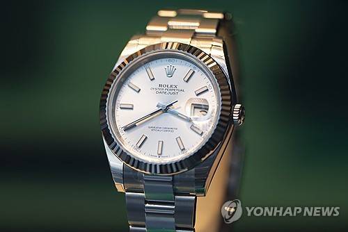 스위스 시계 브랜드 롤렉스가 제작한 시계가 8월 7일 뉴욕에 전시되어 있다. [AP=연합뉴스]