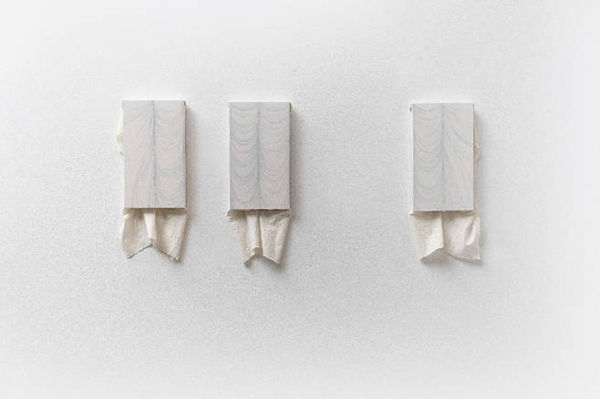 김영현, '3악장(Movement III), 광목에 채색, 호분, 43 x 24 cm(2025). 김리아갤러리 제공