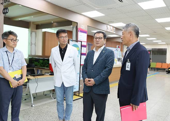 김홍규 강릉시장은 지난 7일 강릉시보건소에서 현장 점검회의를 열고 "추가 피해자가 누락되지 않도록 철저히 조사하고 관리·감독에 만전을 다할 것"을 강조했다. 강릉시 제공