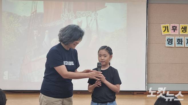 영화 상영 뒤 실천 아이디어를 묻자, 김온유 양이 손을 들고 "텀블러 써야 해요!"라고 답하고 있다. 박사라 기자