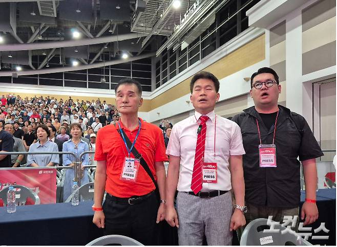 전 씨가 국민의힘 대구경북 합동연설회장에서 애국가를 부르고 있다. 김세훈 기자