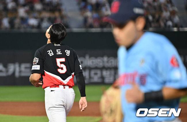 [OSEN=부산, 이석우 기자] 6일 부산 사직야구장에서 2025 신한 SOL 뱅크 KBO 리그 롯데 자이언츠와 KIA 타이거즈의 경기가 열렸다. 홈팀 롯데는 데이비슨이, 방문팀 KIA는 올러가 선발 출전했다.KIA 타이거즈 김도영이 3회초 2사 우익수 플라이 아웃이 되고 아쉬워하고 있다. 2025.08.06 / foto0307@osen.co.kr
