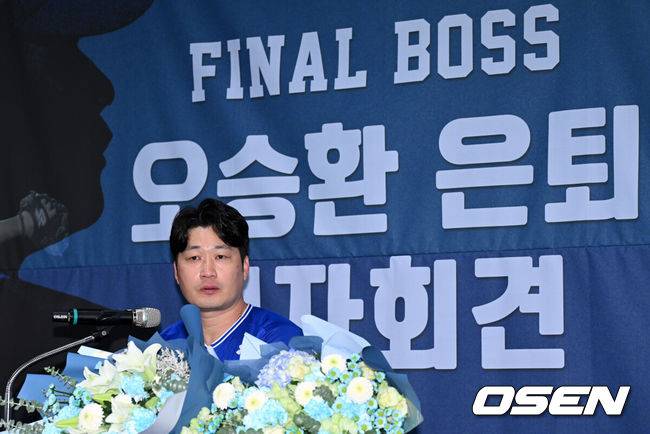 [OSEN=인천, 이대선 기자] 7일 오후 인천 오라카이 송도파크 호텔에서 삼성 라이온즈 오승환 은퇴 기자회견이 열렸다.삼성 구단은 6일 오승환이 올 시즌을 끝으로 은퇴 의사를 밝혔다고 전했다.삼성은 그의 등번호 21번을 영구결번으로 지정하기로 했다. 이는 이만수(22번), 양준혁(10번), 이승엽(36번)에 이어 구단 네 번째다.오승환은 KBO리그 통산 737경기에서 427세이브, 19홀드, 44승 33패, 평균자책점 2.32의 성적을 남겼다.삼성 오승환이 기자회견을 가지고 있다. 2025.08.07 /sunday@osen.co.kr
