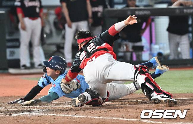 [OSEN=부산, 이석우 기자] 7일 부산 사직야구장에서 2025 신한 SOL 뱅크 KBO 리그 롯데 자이언츠와 KIA 타이거즈의 경기가 열렸다. 홈팀 롯데는 이민석이, 방문팀 KIA는 양현종이 선발 출전했다.KIA 타이거즈 김태군이 8회말 1사 3루 롯데 자이언츠 유강남의 우익수 플라이 아웃때 홈으로 쇄도하는 장두성을 태그 아웃시키고 있다. 2025.08.07 / foto0307@osen.co.kr
