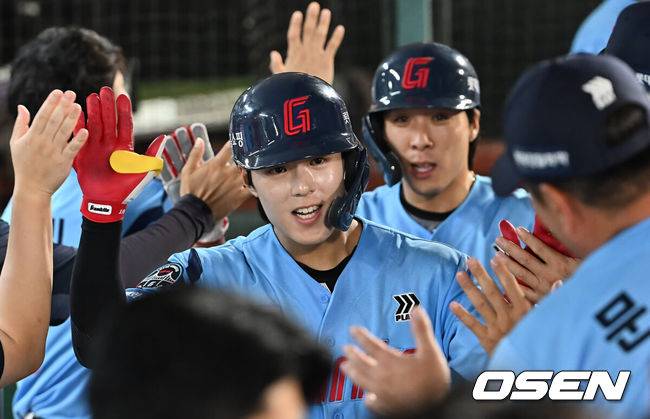 [OSEN=부산, 이석우 기자] 7일 부산 사직야구장에서 2025 신한 SOL 뱅크 KBO 리그 롯데 자이언츠와 KIA 타이거즈의 경기가 열렸다. 홈팀 롯데는 이민석이, 방문팀 KIA는 양현종이 선발 출전했다.롯데 자이언츠 한태양이 6회말 2사 1,3루 좌월 3점 홈런을 치고 하이파이브를 하고 있다. 2025.08.07 / foto0307@osen.co.kr