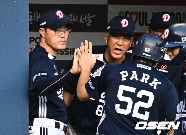 [OSEN=잠실, 조은정 기자]7일 오후 서울 잠실구장에서 ‘2025 신한 SOL Bank KBO리그’ LG 트윈스와 두산 베어스의 경기가 열렸다.LG는 송승기, 두산은 곽빈을 선발로 내세웠다.2회초 2사 1,2루 두산 조성환 감독대행이 김민석의 우익선상 선제 1타점 적시타에 득점을 올린 박준순을 맞이하고 있다. 2025.08.07 /cej@osen.co.kr