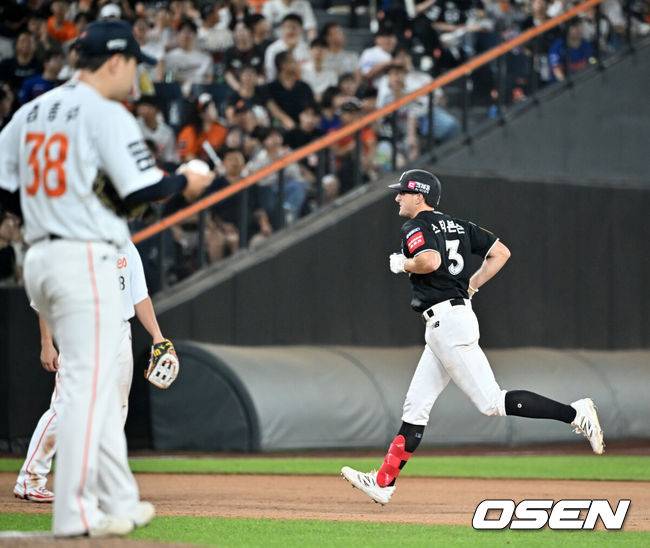 [OSEN=대전, 민경훈 기자] 7일 대전 한화생명볼파크에서 ‘2025 신한 SOL Bank KBO리그’ 한화 이글스와 KT 위즈의 경기가 열렸다.홈팀 한화는 와이스, KT는 고영표를 선발로 내세웠다.7회초 1사 KT 스티븐슨이 우월 솔로홈런을 때린 후 그라운드를 돌고 있다. 2025.08.07 / rumi@osen.co.kr