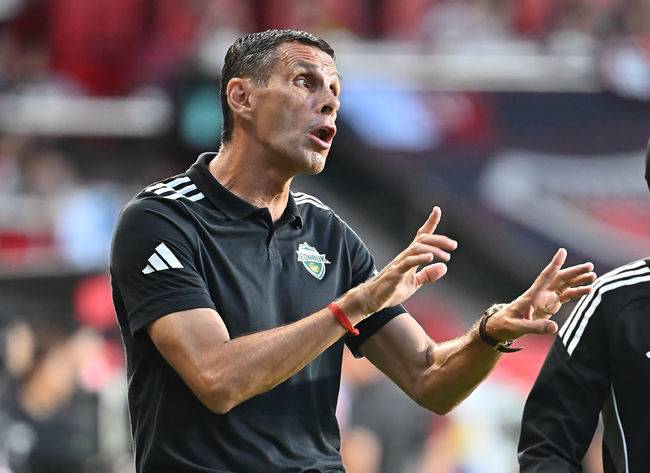 [OSEN=포항, 이석우 기자] 19일 포항 스틸야드에서 하나은행 K리그1 2025 포항 스틸러스와 전북 현대의 경기가 열렸다.  포항으로 이적한 기성용이 포항 유니폼을 입고 첫 출전한다. 전북 현대 거스 포옛 감독이 선수들을 독려하고 있다. 2025.07.19 / foto0307@osen.co.kr