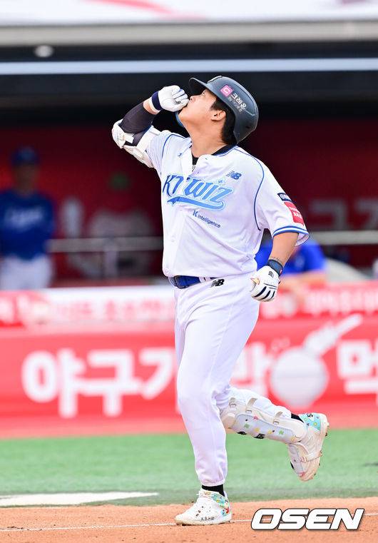 [OSEN=수원, 박준형 기자] 8일 오후 수원 KT위즈파크에서 ‘2025 신한 SOL BANK KBO리그’ KT 위즈와 삼성 라이온즈의 경기가 진행됐다.이날 KT는 소형준을, 삼성은 원태인을 선발투수로 내세웠다.2회말 KT 선두타자 강백호가 동점 솔로홈런을 날리고 홈을 밟고 있다.   2025.08.08 / soul1014@osen.co.kr