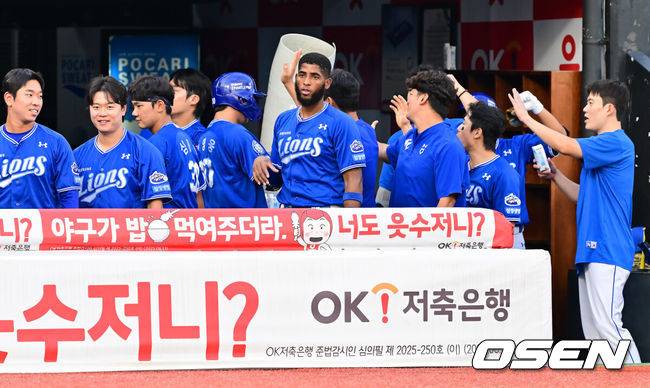 [OSEN=수원, 박준형 기자] 8일 오후 수원 KT위즈파크에서 ‘2025 신한 SOL BANK KBO리그’ KT 위즈와 삼성 라이온즈의 경기가 진행됐다.이날 KT는 소형준을, 삼성은 원태인을 선발투수로 내세웠다.2회초 삼성 선두타자 김영웅이 선취 솔로홈런을 날리고 동료들의 축하를 받고 있다  2025.08.08 / soul1014@osen.co.kr