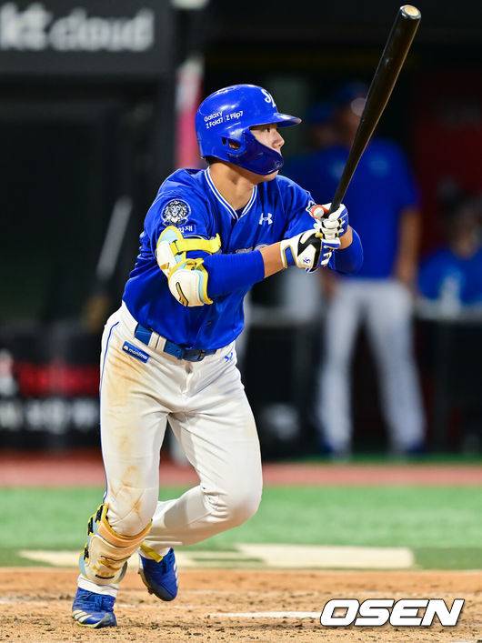[OSEN=수원, 박준형 기자] 8일 오후 수원 KT위즈파크에서 ‘2025 신한 SOL BANK KBO리그’ KT 위즈와 삼성 라이온즈의 경기가 진행됐다.이날 KT는 소형준을, 삼성은 원태인을 선발투수로 내세웠다.4회초 무사 1,2루 삼성 함수호가 1타점 적시타를 날리고 있다.   2025.08.08 / soul1014@osen.co.kr