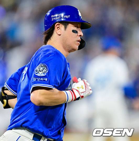 [OSEN=수원, 박준형 기자] 8일 오후 수원 KT위즈파크에서 ‘2025 신한 SOL BANK KBO리그’ KT 위즈와 삼성 라이온즈의 경기가 진행됐다.이날 KT는 소형준을, 삼성은 원태인을 선발투수로 내세웠다.9회초 1사 3루 삼성 강민호가 2점 홈런을 날리고 있다.   2025.08.08 / soul1014@osen.co.kr