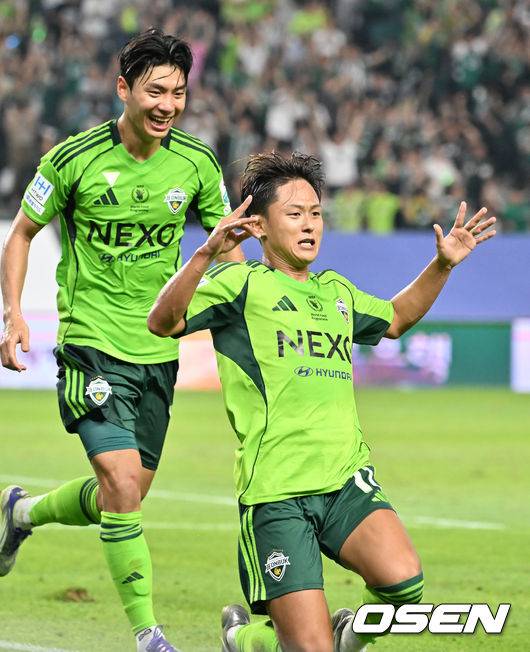 [OSEN=전북, 민경훈 기자] 8일 오후 전주월드컵경기장에서 하나은행 K리그1 2025 25라운드 전북현대와 FC안양의 경기가 열렸다.  이 경기에서 전북은 박진섭의 선제골과 이승우의 결승골이 터져 FC안양을 2-1로 이겼다.&nbsp;무려 21경기 연속 무패(16승5무)를 달린 전북(17승6무2패, 승점 57점)은 압도적 선두를 지켰다. 후반 전북 이승우가 추가골에 성공한 후 기뻐하고 있다. 2025.08.08 / rumi@osen.co.kr