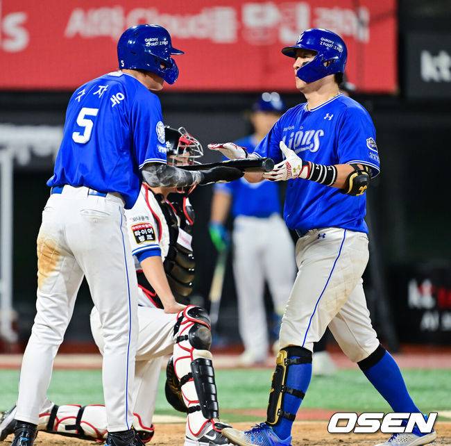 [OSEN=수원, 박준형 기자] 8일 오후 수원 KT위즈파크에서 ‘2025 신한 SOL BANK KBO리그’ KT 위즈와 삼성 라이온즈의 경기가 진행됐다.이날 KT는 소형준을, 삼성은 원태인을 선발투수로 내세웠다.9회초 1사 3루 삼성 강민호가 2점 홈런을 날리고 3루 주자 구자욱과 하아파이브를 하고 있다.   2025.08.08 / soul1014@osen.co.kr