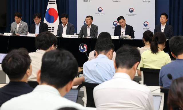 ▲박금철 기획재정부 세제실장(오른쪽 세 번째)이 지난달 29일 정부세종청사 민원동 브리핑실에서 2025 세제 개편안 상세 브리핑을 하고 있다. ⓒ연합뉴스