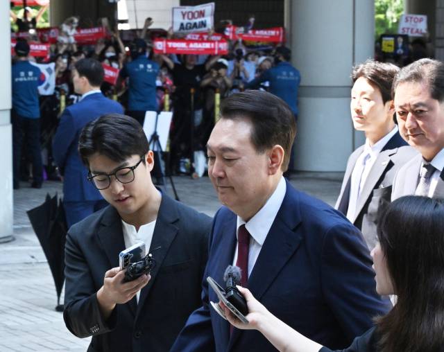 ▲윤석열 전 대통령이 지난달 23일 서울 서초구 서울중앙지방법원에서 열린 내란 우두머리 혐의·직권남용 권리행사 방해 혐의 사건 8차 공판에 출석하고 있다. ⓒ연합뉴스