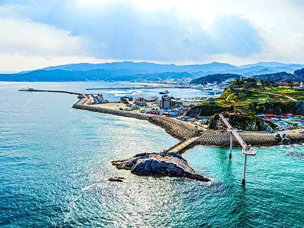 바다를 가로지르는 등기산 스카이워크를 밤에 걸으면 형형색색의 조명으로 환상적인 느낌을 받는다.