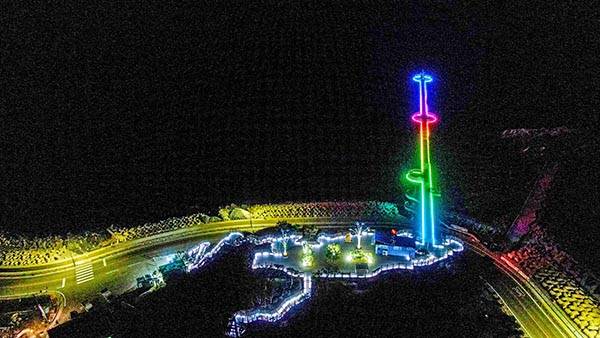 바다를 가로지르는 등기산 스카이워크를 밤에 걸으면 형형색색의 조명으로 환상적인 느낌을 받는다.