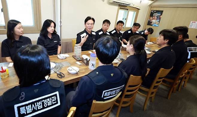 김영훈 고용노동부 장관(둘째줄 왼쪽 세 번째)이 7일 경기 안양시에 있는 제조업 사업장을 불시 점검한 뒤 산업안전보건 근로감독관들을 격려하고 있다. 고용노동부 제공