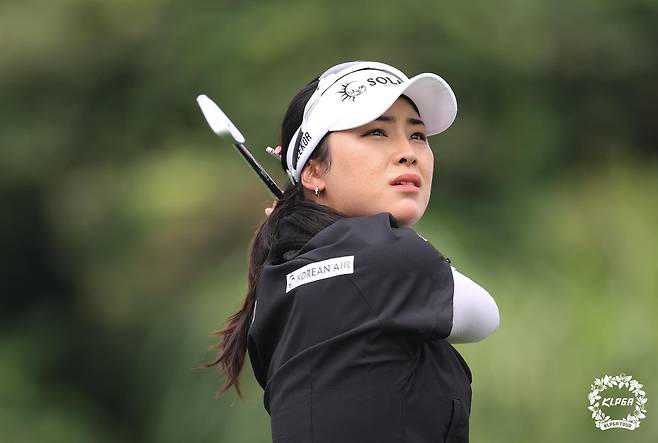 8일 제주 서귀포 사이프러스 골프앤리조트에서 열린 제주삼다수 마스터스 2라운드 17번홀에서 윤이나가 아이언 티샷을 하고 있다. KLPGA 제공