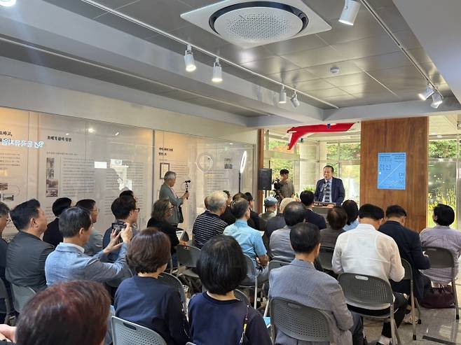 8일 ‘점·선·면·색-추상 미술의 경계 확장’ 전시회 개막식 자리에서 정영헌 보문복지재단 이사장이 인사말을 하고 있다. (동곡미술관 제공)