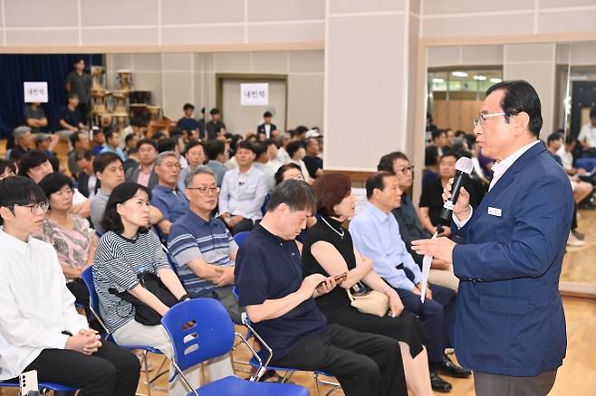 이현재 하남시장이 지난 7일 열린  가칭 ‘선동대교(수석대교)’ 주민설명회에서 인사말을 하고 있다. [하남시 제공]
