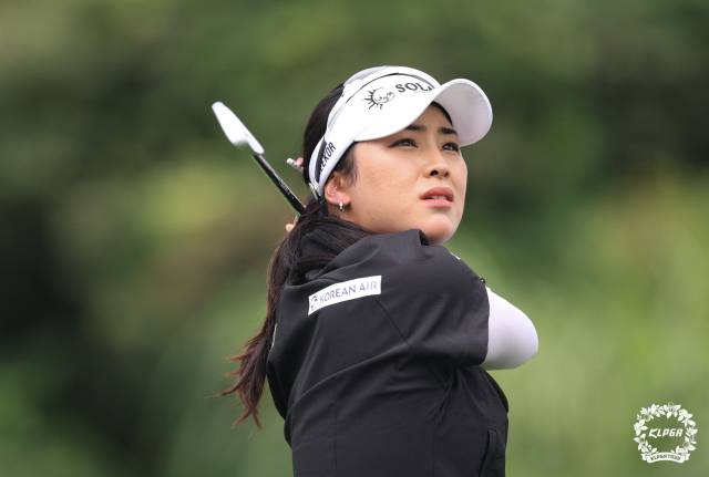 윤이나가 8일 제주삼다수 마스터스 2라운드 17번 홀에서 티샷을 하고 있다. 사진 제공=KLPGA