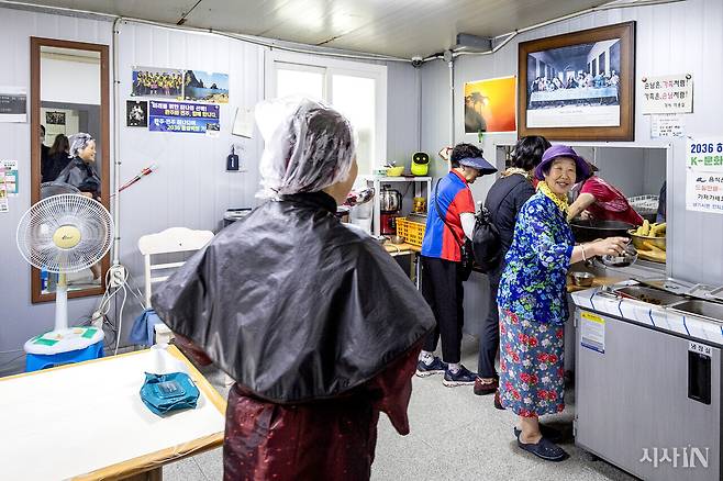 미용실 손님들이 김 원장이 준비한 밥과 반찬을 받기 위해 줄을 서 있다. ⓒ시사IN 박미소
