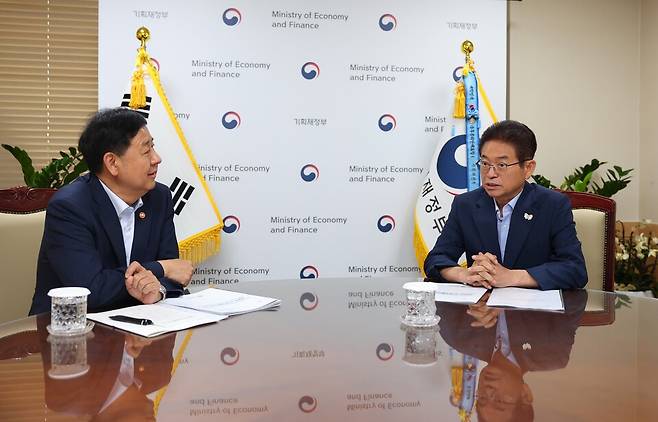 이철우 경상북도지사가 7일, 정부서울청사에서 구윤철 경제부총리를 만나 경북의 지속 가능한 미래를 위한 4대 핵심 국가 투자 예산사업의 국비 지원을 건의하고 있다. ⓒ경북도