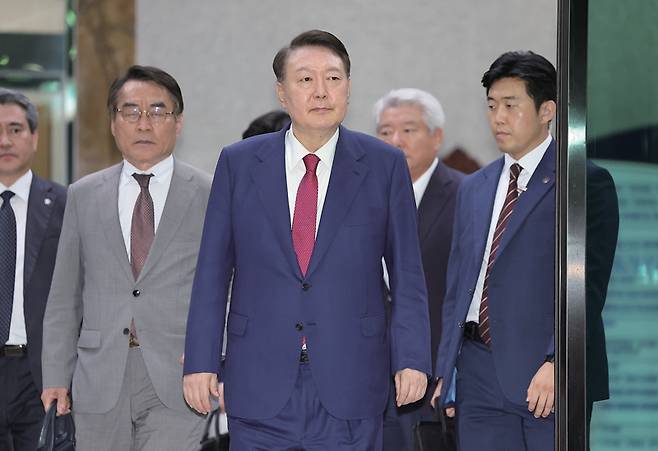 윤석열 전 대통령이 7월5일 조은석 특별검사팀의 2차 조사를 마치고 서울고검 사무실을 나서고 있다. ⓒ연합뉴스