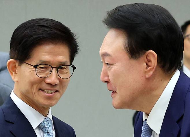 2024년 8월30일 당시 윤석열 대통령이 서울 용산 대통령실 청사에서 열린 고용노동부 장관 임명장 수여식에 참석해 김문수 고용노동부 장관 부부와 인사하고 있다. ⓒ연합뉴스