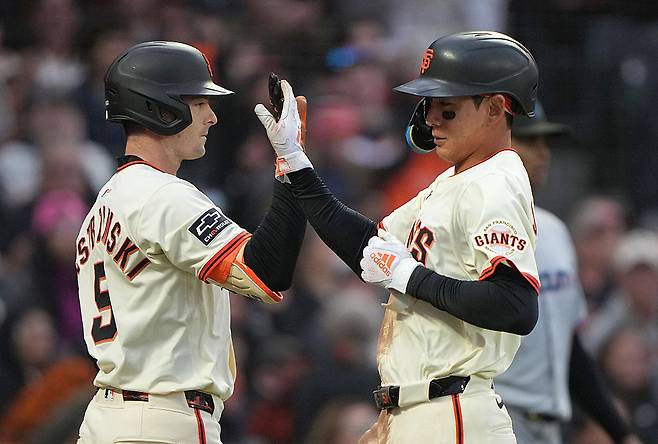 샌프란시스코 이정후(오른쪽)가 지난달 마이애미전에서 득점한 뒤 야스트렘스키와 하이파이브하고 있다. Getty Images코리아