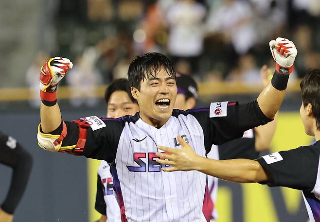 LG 천성호가 8일 한화전에서 끝내기 안타를 친 뒤 기뻐하고 있다. 연합뉴스