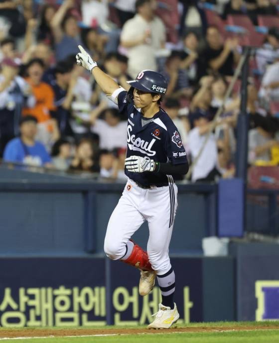 두산 베어스 김민석이 6일 잠실 LG전에서 8회 투런포를 친 뒤 그라운드를 돌고 있다. /사진=두산 베어스 제공