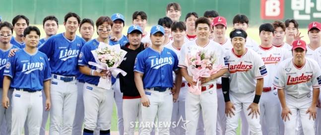 오승환 은퇴 기념 행사 후 진행된 기념촬영에서 조병현이 오승환(가운데) 바로 오른쪽에 자리해 있다. /사진=강영조 선임기자