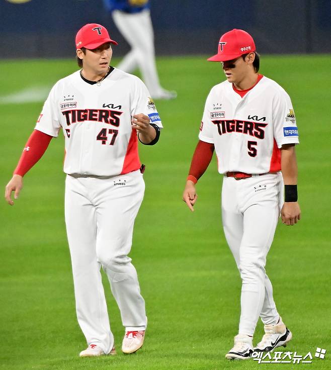 KIA 타이거즈 캡틴 나성범(왼쪽)이 7일 부산 사직야구장에서 열린 2025 신한 SOL Bank KBO리그 롯데 자이언츠와의 팀 간 15차전 종료 후 햄스트링 통증으로 교체된 김도영을 걱정하는 메시지를 전했다. 사진 엑스포츠뉴스 DB