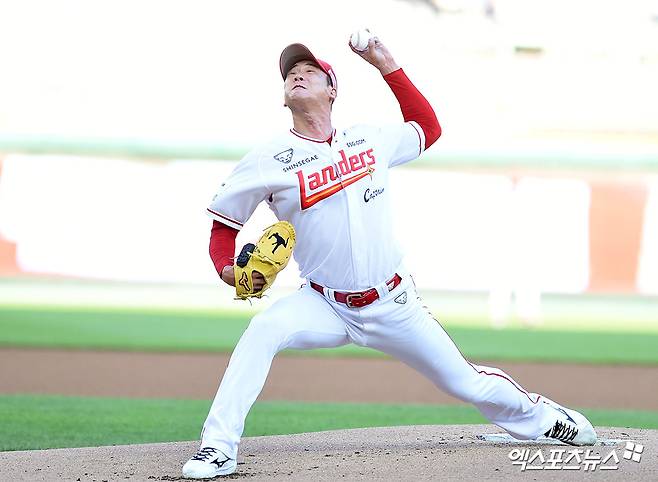 7일 오후 인천SSG랜더스필드에서 열린 '2025 신한 SOL Bank KBO리그' 삼성 라이온즈와 SSG 랜더스의 경기, SSG 선발투수 김광현이 공을 힘차게 던지고 있다. 엑스포츠뉴스 DB