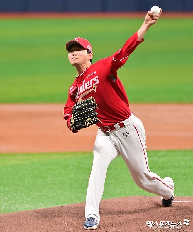 19일 오후 서울 구로구 고척스카이돔에서 열린 '2025 신한 SOL Bank KBO리그' SSG 랜더스와 키움 히어로즈의 경기, 1회말 SSG 선발투수 박시후가 공을 힘차게 던지고 있다. 엑스포츠뉴스 DB
